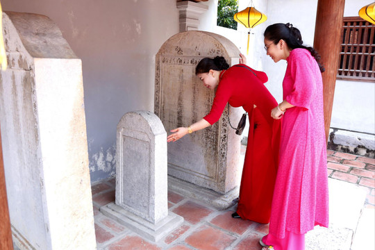 Những người giữ gìn di sản đình Hàng Kênh