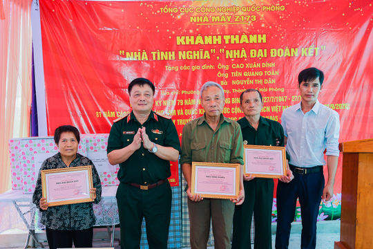 Bàn giao 3 ngôi nhà tặng các gia đình khó khăn ở phường Bắc An Phụ