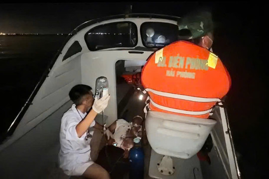 Lái xe taxi đâm vào vách núi Cát Bà được đưa về đất liền cấp cứu trong đêm