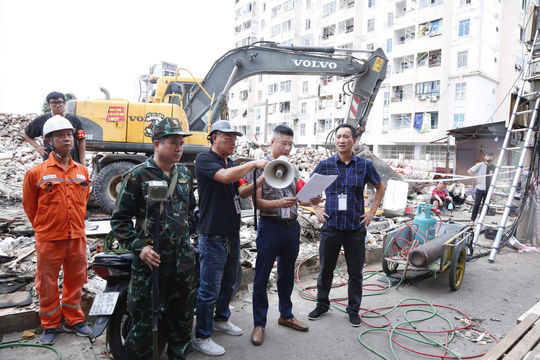 Cưỡng chế di dời 5 hộ dân ở chung cư cũ Đồng Quốc Bình