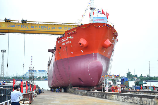 Đóng tàu Phà Rừng hạ thủy tàu trọng tải 13.000 DWT