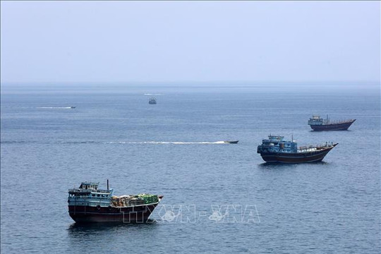 Lượng dầu qua eo biển Hormuz sụt giảm mạnh do xung đột tái diễn