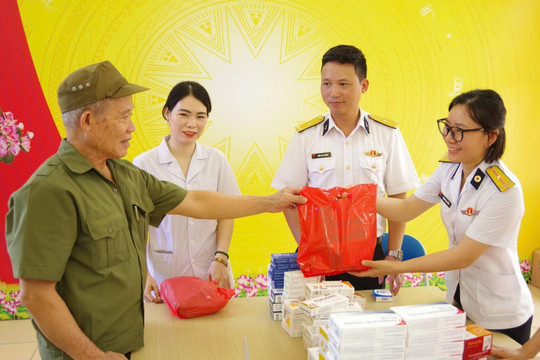Viện Y học Hải quân khám, cấp thuốc miễn phí cho 140 người có công