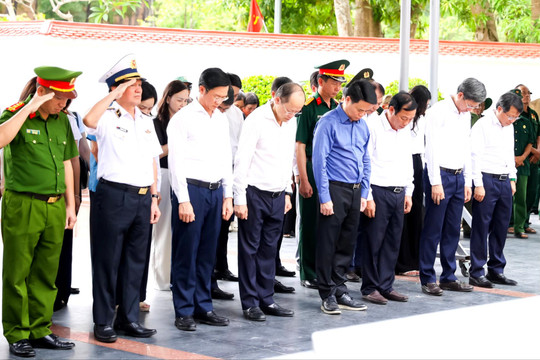 Bí thư Thành ủy Lê Ngọc Châu dẫn đầu đoàn thành phố Hải Phòng tri ân tại các 'địa chỉ đỏ' miền Trung