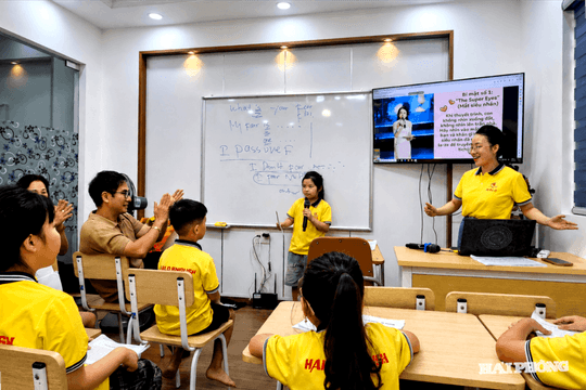 Rèn kỹ năng mềm từ lớp học MC nhí