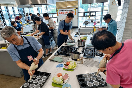 Đàn ông tuổi nghỉ hưu ở Hàn Quốc rủ nhau vào bếp