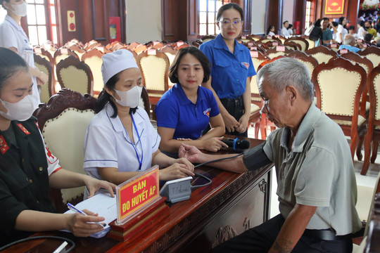 Xã Gia Lộc phối hợp khám bệnh, tặng quà cho người có công với cách mạng