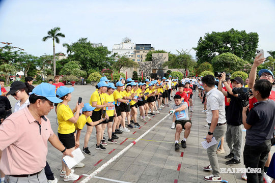 5.000 người tham gia giải chạy 'Những bước chân khỏe đẹp' và giải kéo co 6 phường ở Hải Phòng
