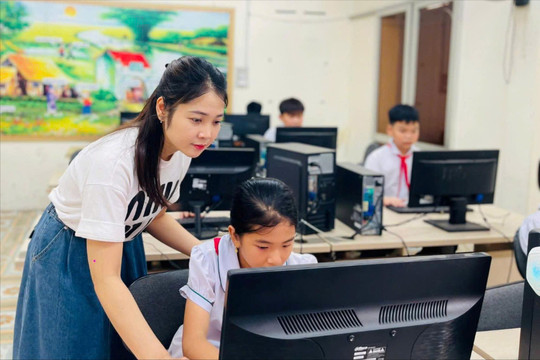 Xem xét phân cấp tuyển dụng giáo viên về cấp xã