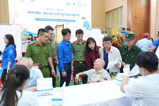 100 người có công ở phường Hải Dương được khám bệnh, cấp phát thuốc miễn phí
