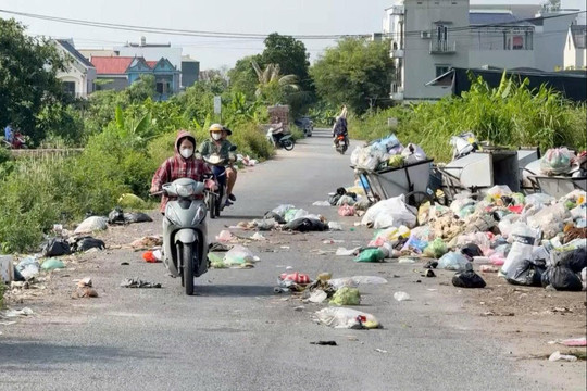 Rác thải ùn ứ - Nỗi ám ảnh giữa đường liên xã ở Mao Điền