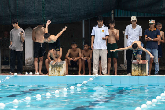Thanh thiếu nhi xã Yết Kiêu sôi nổi tranh tài môn bơi