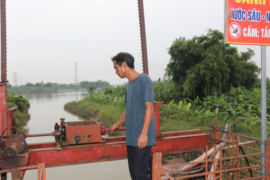 Nhọc nhằn nghề 'thủ cống' mùa mưa bão