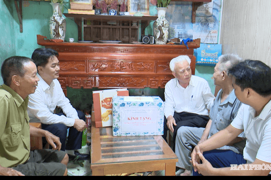 Trưởng Ban Nội chính Thành ủy Nguyễn Đình Chuyến thăm, tặng quà gia đình chính sách tại phường Trần Liễu