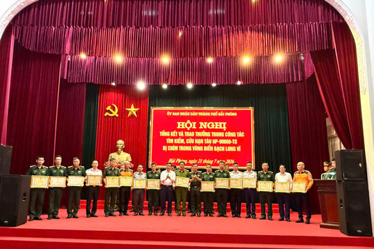 Khen thưởng các tập thể, cá nhân cứu nạn tàu cá bị chìm trên vùng biển Bạch Long Vĩ