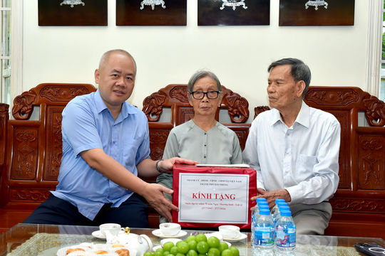 Chủ tịch UBND thành phố Đỗ Thành Trung thăm, tặng quà gia đình chính sách