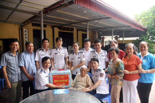 Cảnh sát biển Việt Nam thăm, tặng quà gia đình chính sách