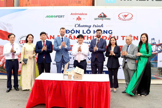 Lô hàng thịt nhập khẩu đầu tiên từ Séc về Việt Nam qua Cảng Tân Vũ