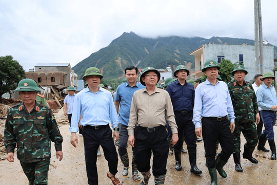Phó Thủ tướng Chính phủ Hồ Quốc Dũng kiểm tra công tác khắc phục hậu quả mưa lũ tại Mường Than