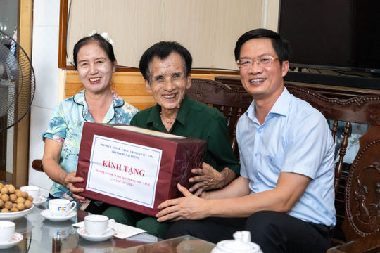 Đồng chí Phạm Văn Lập thăm, tặng quà người có công, gia đình chính sách tại xã Ninh Giang