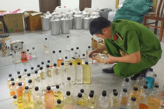 Triệt phá đường dây sản xuất, buôn bán nước hoa giả quy mô lớn