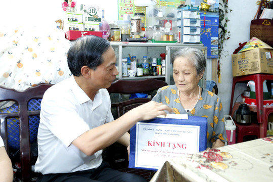 Đồng chí Phó Bí thư Thường trực Thành ủy Đỗ Mạnh Hiến thăm, tặng quà người có công