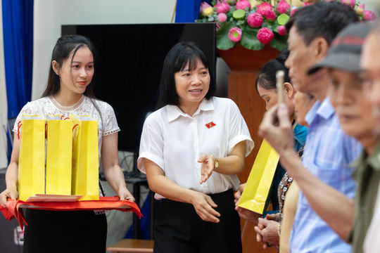 Đoàn đại biểu Quốc hội thành phố Hải Phòng tặng quà người có công tại xã Cẩm Giàng