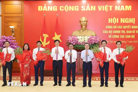 Công bố các quyết định của Bộ Chính trị, Ban Bí thư về công tác cán bộ
