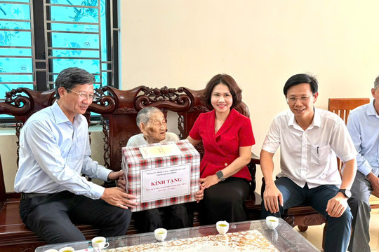 Phó Chủ tịch Thường trực UBND thành phố Lê Anh Quân thăm, tặng quà người có công, gia đình chính sách