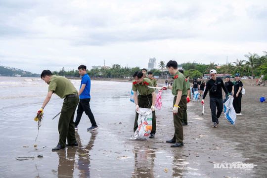 Tuổi trẻ lực lượng vũ trang thành phố cùng làm sạch bãi biển Đồ Sơn