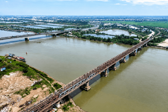 Hạn chế giao thông thủy đoạn qua cầu đường sắt Phú Lương để trục vớt tàu chìm