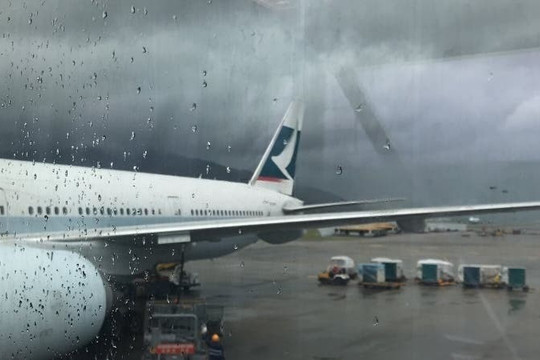 Hàng nghìn hành khách mắc kẹt tại sân bay Hong Kong do bão Noul