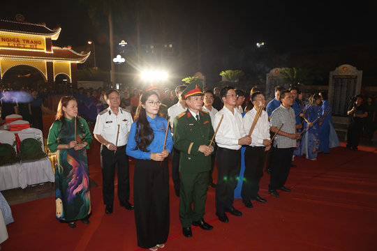 Phó Bí thư Thành ủy Phạm Văn Lập dâng hương tri ân các Anh hùng liệt sĩ