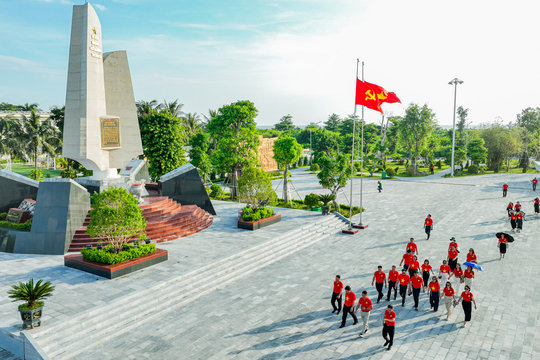 Hai Phong honors people with meritorious service