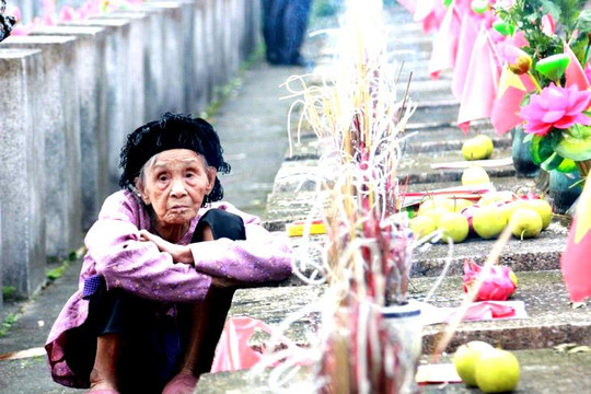 Mẹ vẫn chờ con