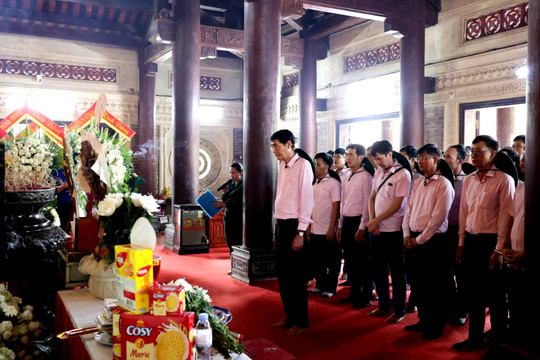 Ngân hàng Chính sách xã hội Hải Phòng dâng hương tại những 'địa chỉ đỏ' miền Trung