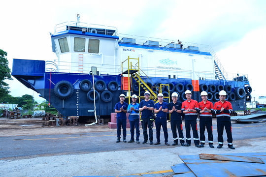 Hạ thủy sà lan xuất khẩu sang đối tác Nhật Bản