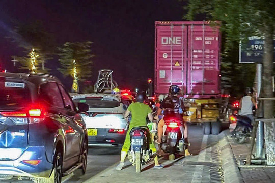 Xe tải lớn đỗ kéo dài, cản trở giao thông tại nút giao Quán Trữ - Bùi Viện