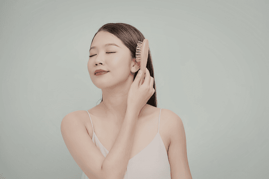 5 cách giữ da đầu khỏe mạnh, giảm gãy rụng tóc