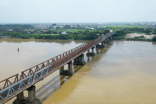 Cây cầu đi ngược chiều hiếm có ở Hải Phòng