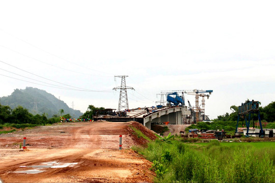 Gỡ nút thắt để cầu Vạn cán đích