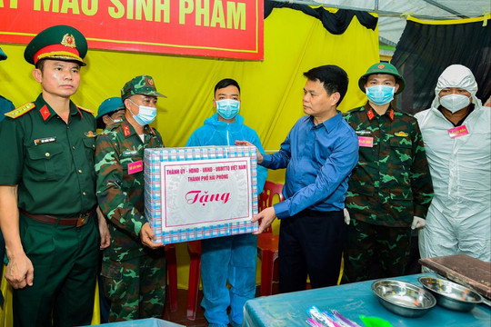 Đồng chí Bí thư Thành ủy dâng hương tri ân, kiểm tra tiến độ lấy mẫu ADN hài cốt liệt sĩ tại phường Nhị Chiểu