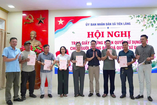 Đấu giá thành công 100 lô đất, Tiên Lãng trao 'sổ đỏ' đợt đầu