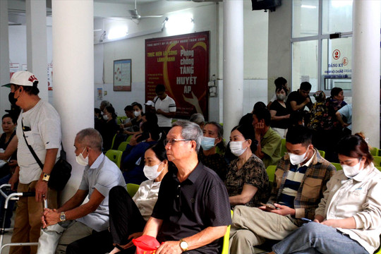 Ngành y tế nỗ lực giải bài toán 'kép'