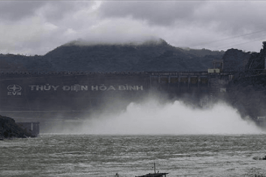 16 giờ ngày 31/7, đóng 1 cửa xả đáy hồ thủy điện Hòa Bình