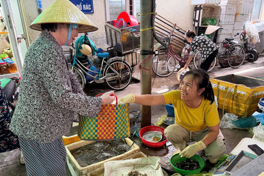 Chợ thanh toán không dùng tiền mặt, không túi nilon
