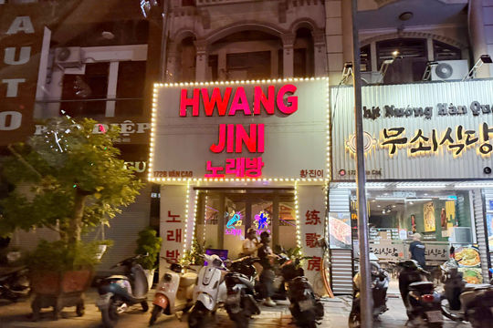 Nhiều biển hiệu cửa hàng trên phố Văn Cao chỉ có tiếng nước ngoài