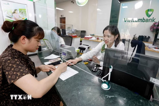 Huy động vốn dài hạn sôi động, lãi suất tiết kiệm biến động cục bộ