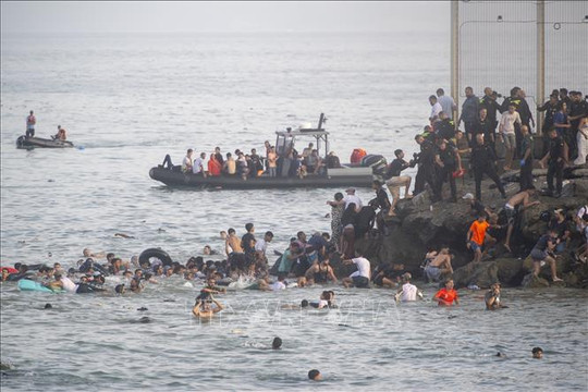 Tây Ban Nha dựng hàng rào nổi ngăn người di cư vào Ceuta
