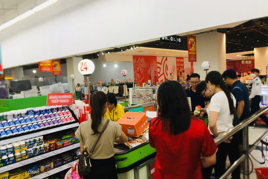 Người Việt chi hơn 4,55 triệu tỷ đồng cho mua sắm và dịch vụ trong 7 tháng